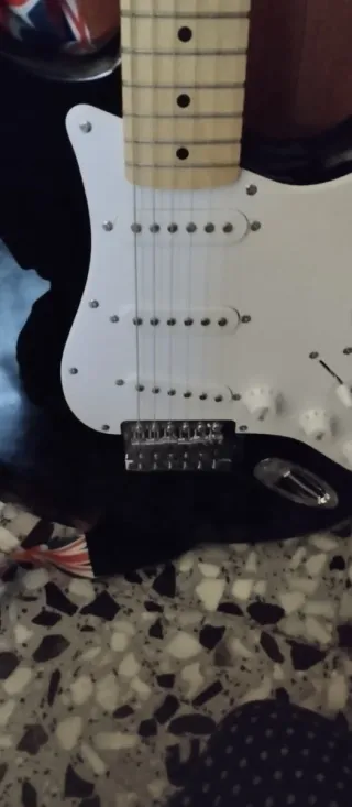 OFERTA! Guitarra Eléctrica Squier Stratocaster