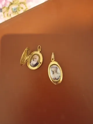 Colgantes antiguos dorados con retratos