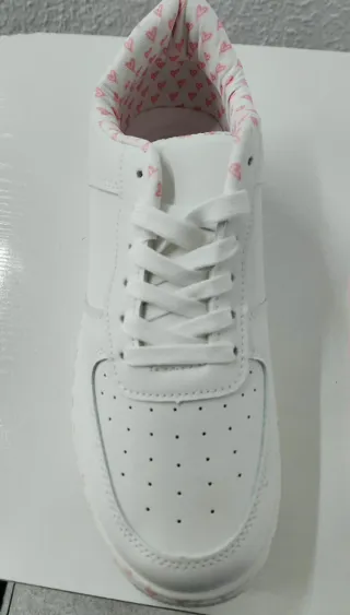 Deportivo chica blanco con corazones