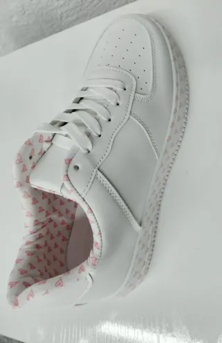 Deportivo chica blanco con corazones