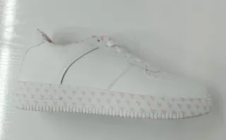 Deportivo chica blanco con corazones