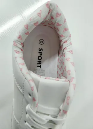 Deportivo chica blanco con corazones