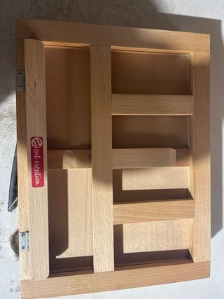 Atril de madera con cajón y asa