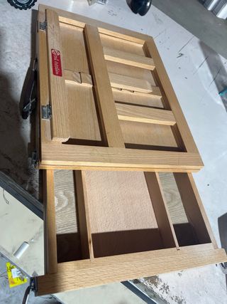 Atril de madera con cajón y asa