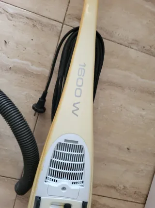 Aspiradora de mano con accesorios