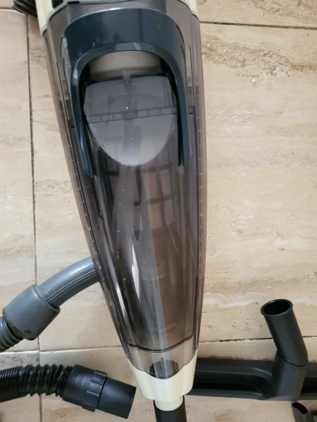 Aspiradora de mano con accesorios