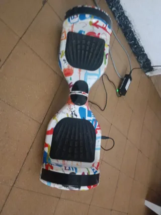 Patinete eléctrico con diseño graffiti