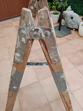 Escalera de madera plegable