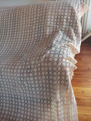 Copriletto uncinetto beige