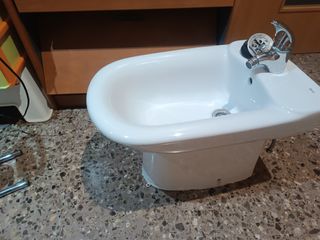 Bidé blanco de porcelana