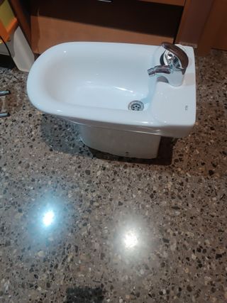Bidé blanco de porcelana