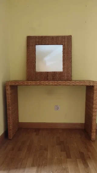 Aparador y espejo de mimbre