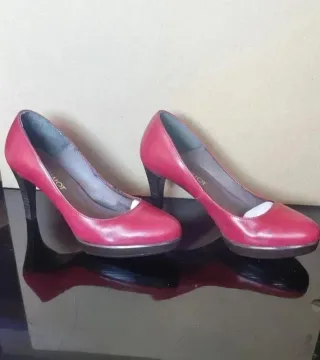 Zapatos de tacón color burdeos
