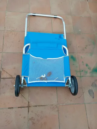 Tumbona plegable azul con ruedas