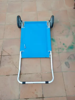 Tumbona plegable azul con ruedas