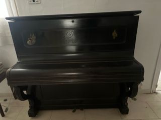 Piano antiguo negro