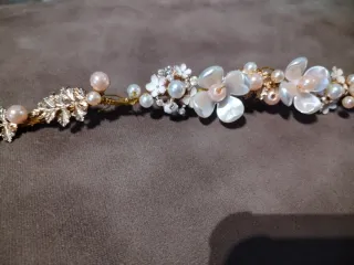 Tiara dorada flores y perlas novia comunión