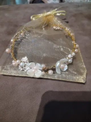 Tiara dorada flores y perlas novia comunión