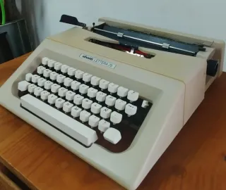 Máquina de escribir Olivetti Lettera 25
