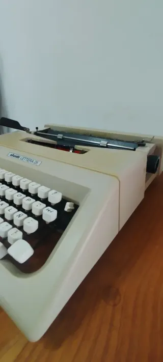 Máquina de escribir Olivetti Lettera 25