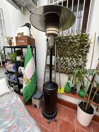 Estufa de exterior de gas butano de color negro.