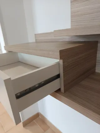 Aparador recibidor madera y blanco.