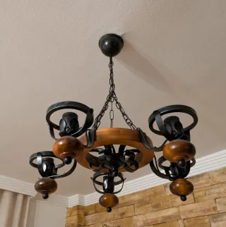 Lámpara de forja y madera