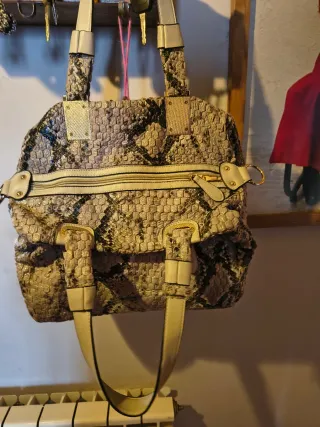 Bolso imitación piel serpiente beige y negro