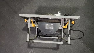 Mesa de sierra con accesorios