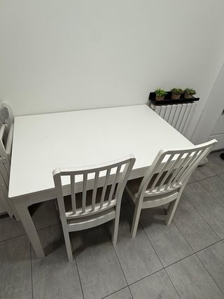 Mesa de comedor blanca