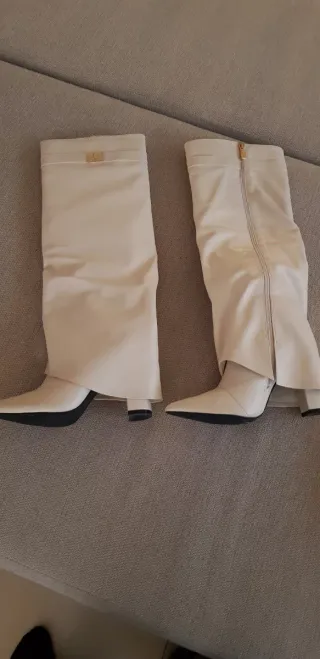 Botas altas beige y negras