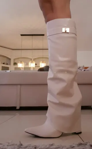 Botas altas beige y negras