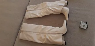 Botas altas beige y negras