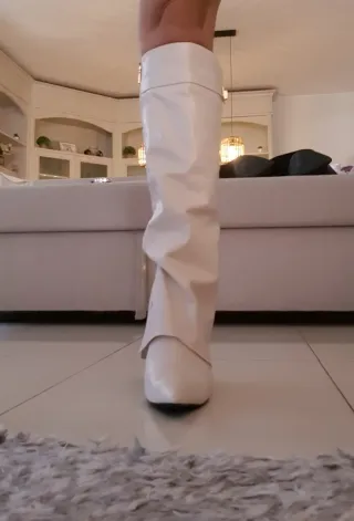 Botas altas beige y negras