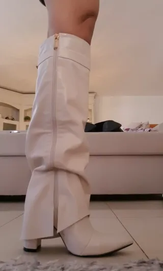 Botas altas beige y negras