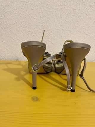 Sandalias plateadas con flor