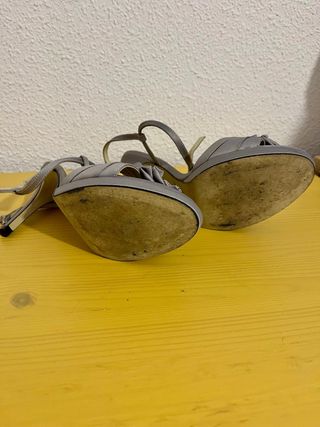 Sandalias plateadas con flor