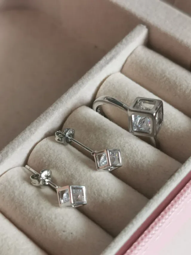 Conjunto Anillo y Pendientes Cubo