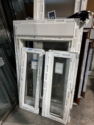 Ventana PVC con persiana y tapajuntas
