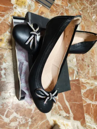 Zapatos planos negros con lazo brillante