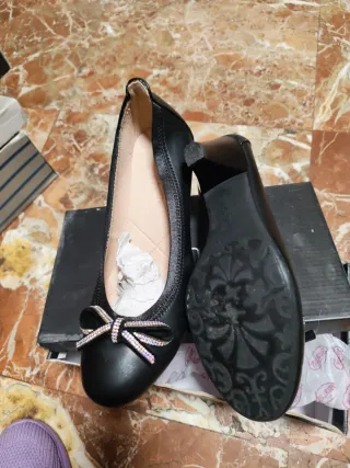 Zapatos planos negros con lazo brillante