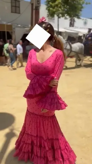 Traje de flamenca rosa con lunares.