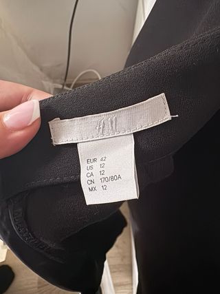 Falda negra con bolsillos