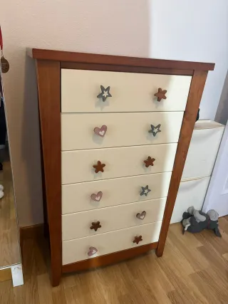 Cómoda con tiradores de corazón, Madera maciza.