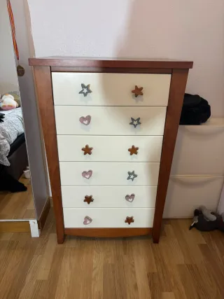 Cómoda con tiradores de corazón, Madera maciza.