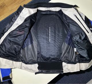 Mono de moto con protecciones