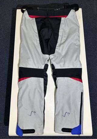 Mono de moto con protecciones