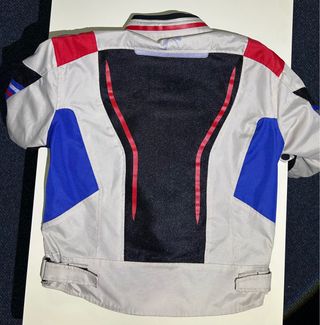 Mono de moto con protecciones