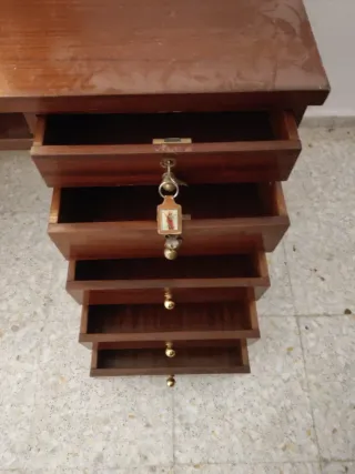 Escritorio de madera maciza