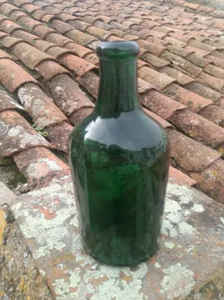 Botella antigua de vidrio verde